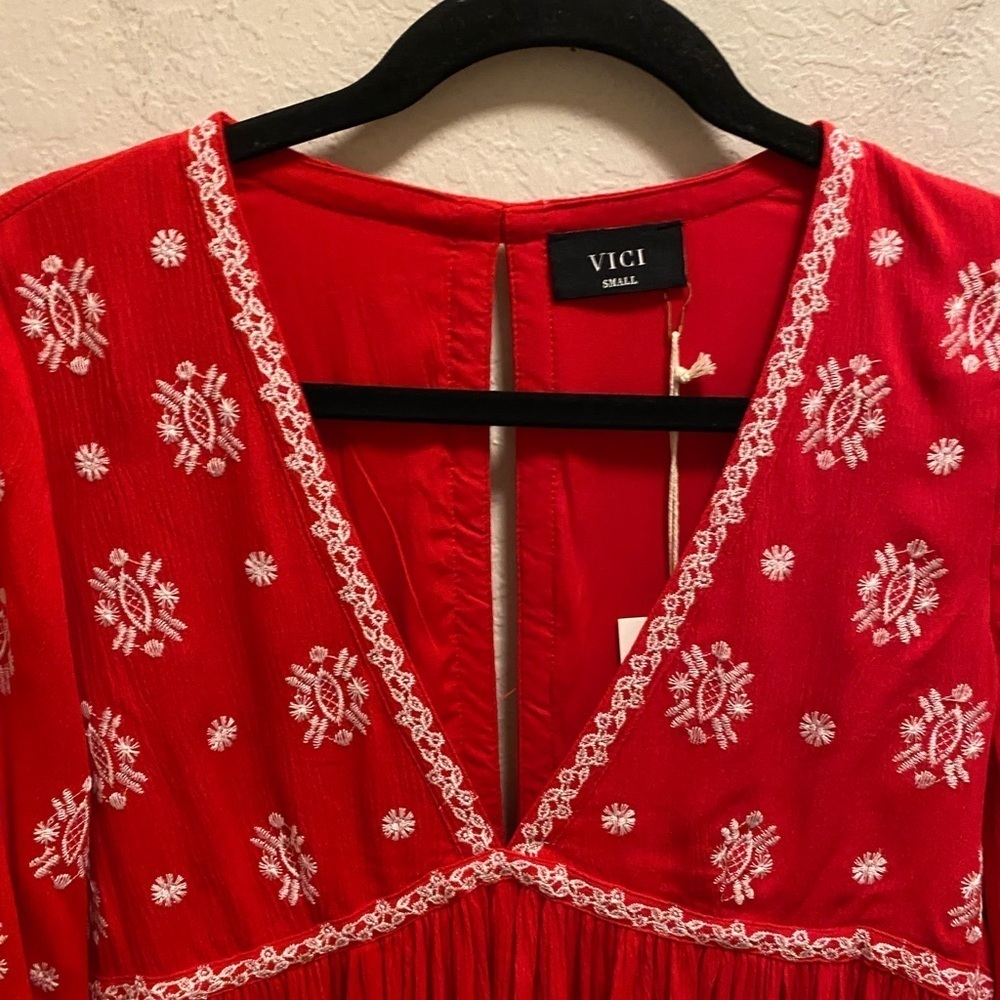 Vici Red & White Roses & More Embroidered Blouse Size Small New With Tag - Picture 5 of 12